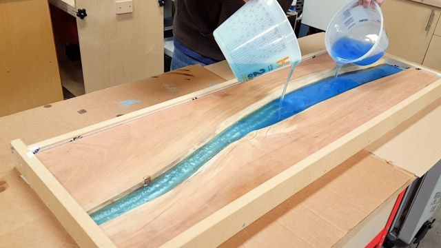 how to pour epoxy resin river table