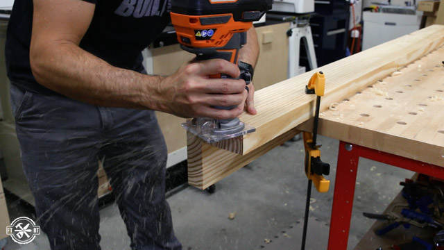 use handheld router to roundover wood edge