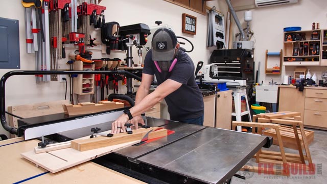 cutting taper on wood using tapering jig and table saw